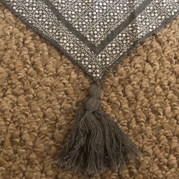 Les Boutiques Tremblant Orinas Gris Scarf - Picture 3 of 5